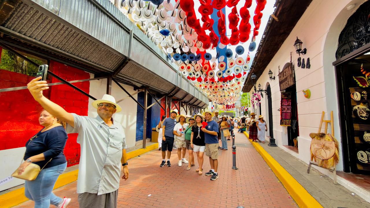 La Calle de los Sombreros dio la bienvenida al verano en el distrito capital