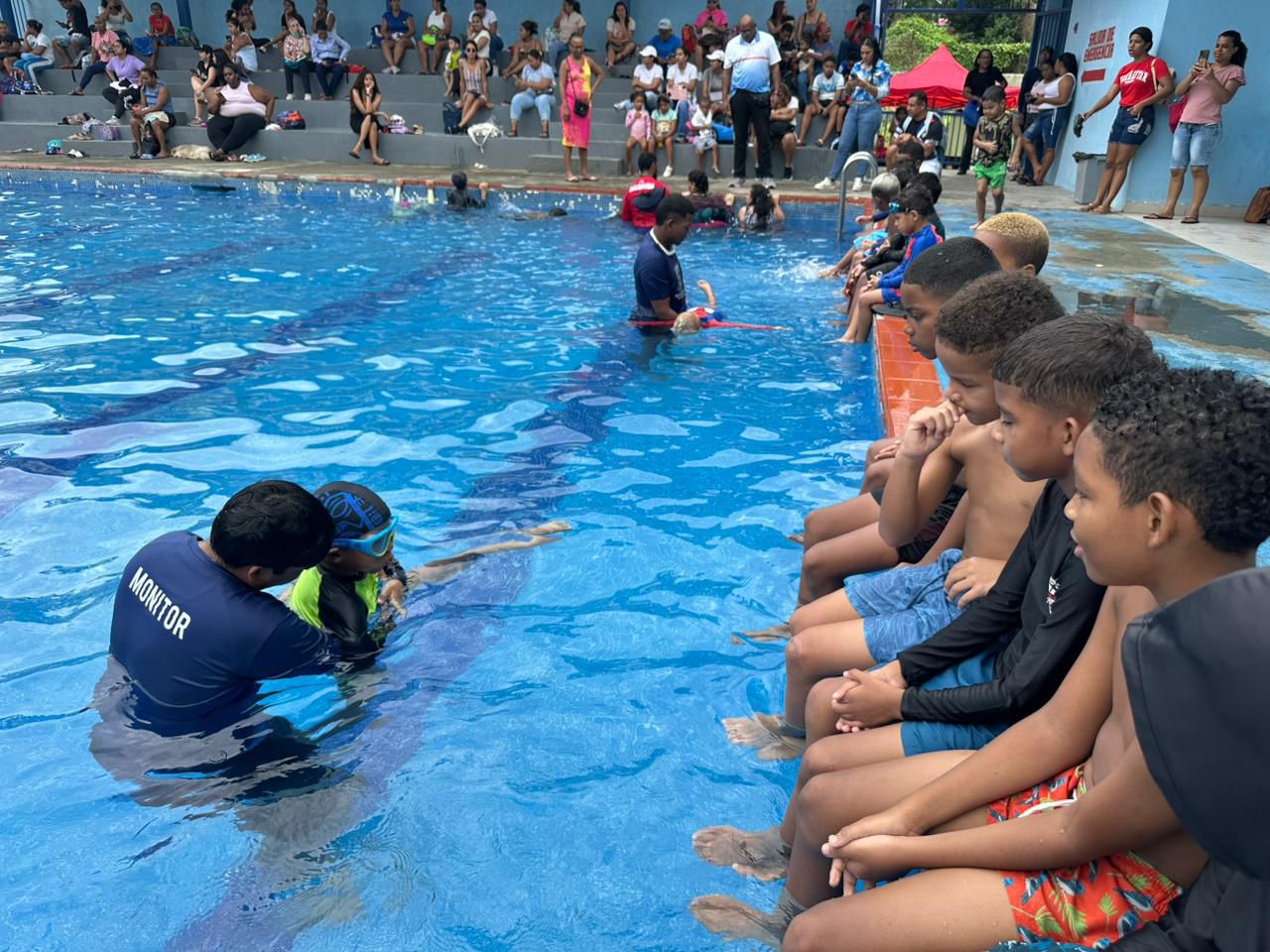 Verano que Brilla impulsa la inclusión con clases de natación para personas con discapacidad