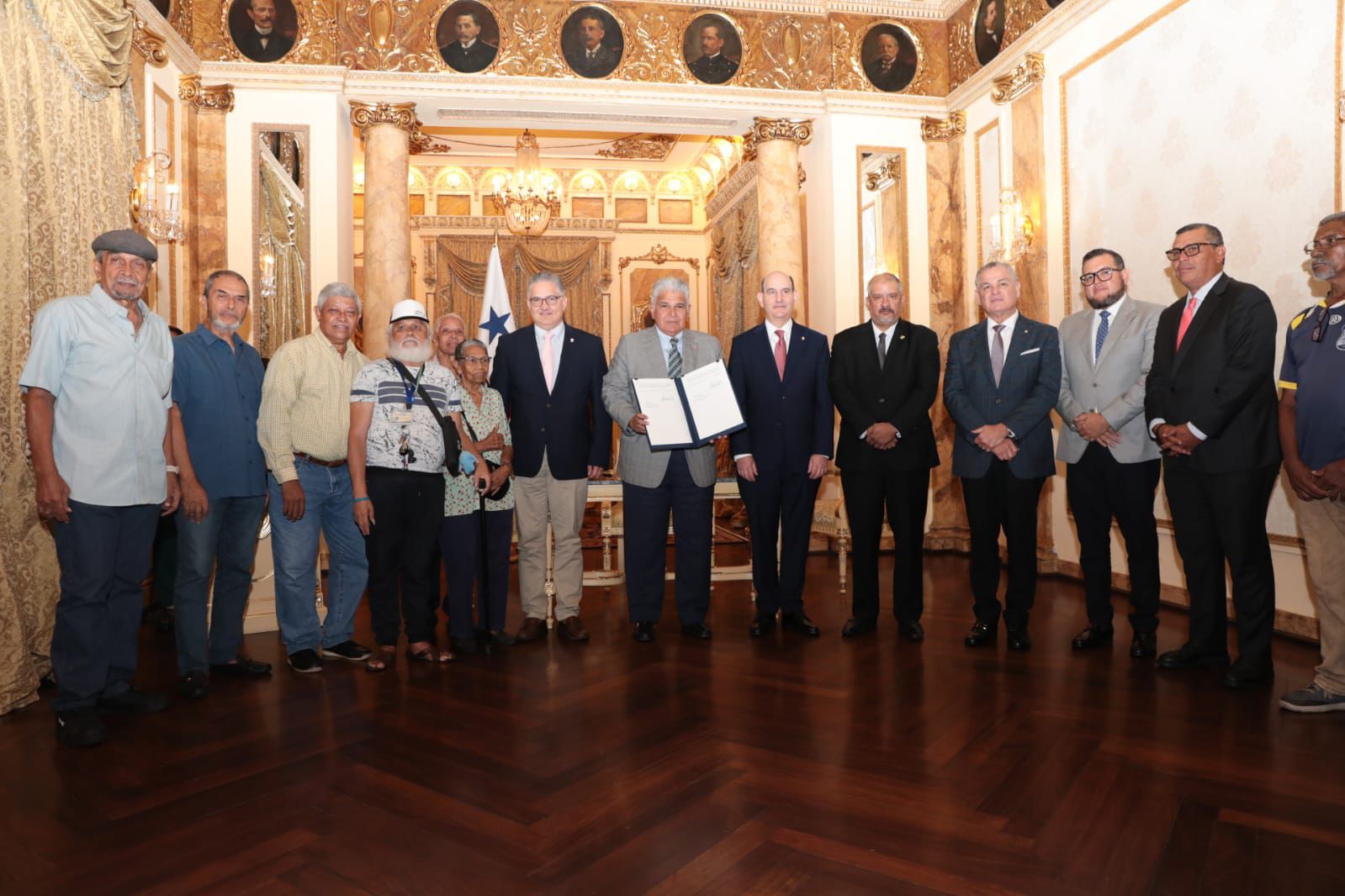 Presidente Mulino sanciona ley que paga a jubilados intereses por décimos retenidos de 1972 a 1983