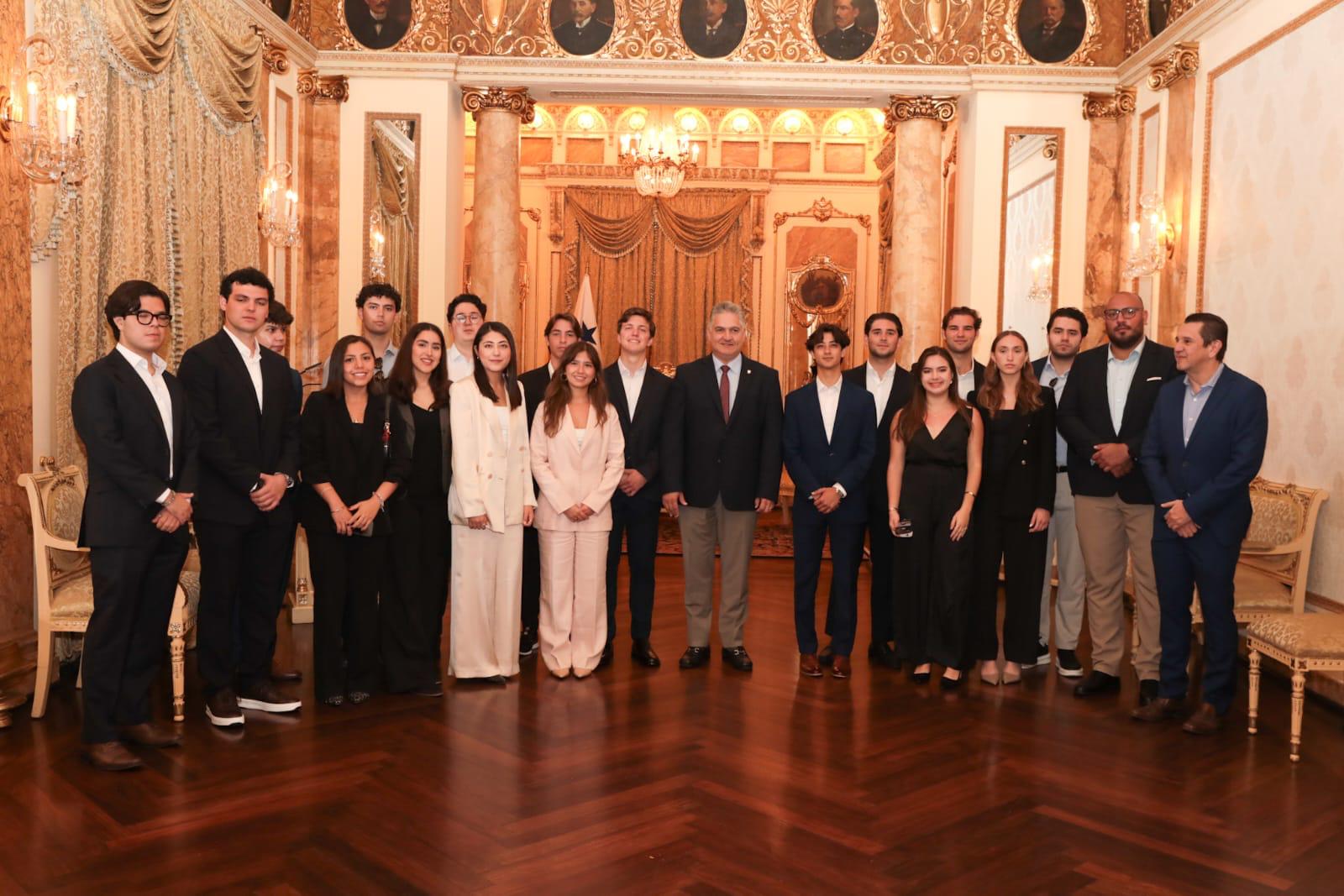 Ministro Orillac recibe a estudiantes líderes del Tecnológico de Monterrey
