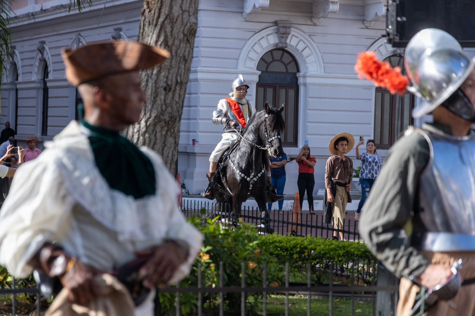 Panamá conmemora los 353 años de la fundación de la nueva ciudad tras el incendio de 1671 Panamá, 21 de enero, 2026. Con el objetivo de honrar el legado histórico y la identidad de la nación, el Ministerio de Cultura, el Ministerio de Desarrollo Social y la Fundación para la Preservación del Patrimonio Histórico del Casco Antiguo realizaron este miércoles 21 de enero un acto conmemorativo por el “Día del Traslado de la Ciudad de Panamá La Vieja al Casco Antiguo en 1673”. El evento, realizado en la Plaza Mayor de la Catedral resaltó la evolución urbana y cultural de la capital tras el ataque de 1671. El acto oficial inició con la izada del pabellón nacional y el sonar simultáneo de las campanas de la Catedral Basílica Santa María la Antigua, la Iglesia de La Merced y la Iglesia de Santa Ana, seguido de una invocación religiosa por Monseñor José Domingo Ulloa y la participación de la Banda Republicana. La Ministra de Cultura, María Eugenia Herrera, en el acto destacó que el 21 de enero no es una fecha simbólica menor, sino el recordatorio de un acto humano y político fundamental: “la reconstrucción tras la devastación; la decisión consciente de no desaparecer de la historia. El discurso recordó el rol estratégico del istmo desde el siglo XVI, al ser punto de tránsito entre el Caribe, el Pacífico y el Virreinato del Perú, así como eje del intercambio global temprano. La Ministra enfatizó que Panamá Viejo y el Casco Antiguo constituyen un mismo relato histórico, integrados en la Ruta Colonial Transístmica, inscrita como Patrimonio Mundial en 2025, por su “valor universal, único, excepcional e intransferible” y por representar la memoria de un territorio que conectó al mundo. Por su parte la ministra del Mides expresó» Creo firmemente que esta historia nos interpela hoy. Nos recuerda que el desarrollo no comienza con grandes obras, sino con la capacidad de una sociedad para cuidarse, organizarse y no olvidar de dónde viene. La resiliencia que permitió a Panamá renacer es la misma que hoy vemos en nuestras comunidades cuando enfrentan dificultades y siguen adelante”. El viceministro de Asuntos Multilaterales y Cooperación y presidente de la Sociedad Bolivariana de Panamá, Carlos Guevara Mann, en su intervención recordó los acontecimientos históricos asociados al traslado de la ciudad, destacando que, a 353 años de aquel hecho, esta conmemoración invita a reflexionar sobre la ciudad que somos y la que aspiramos ser, una capital que ha crecido más allá de lo imaginable. Resaltó que “no se trata únicamente de rememorar un cambio de ubicación, sino de reconocer la capacidad de Panamá para reinventarse y transformar la adversidad en oportunidades”. Asimismo, enfatizó que Panamá La Vieja y el Casco Antiguo no compiten entre sí, sino que se complementan: el primero representa los orígenes y la apertura temprana al mundo, mientras que el segundo simboliza la reconstrucción, la institucionalidad y la proyección continental. Concluyó señalando la importancia de adoptar decisiones que garanticen una ciudad digna y habitable para las generaciones futuras. La actividad finalizó con una recreación histórica del siglo XVII, con personajes vestidos de la época reforzando la conexión entre la historia, memoria, ciudadanía. Mediante la Ley 420 del 6 de febrero de 2024, se declaró el 21 de enero como “Día Cívico y Cultural del Traslado de la Ciudad de Panamá La Vieja al Casco Antiguo” y se conmemora para el rescate, la preservación y promoción de la historia nacional, que da identidad a la sociedad panameña