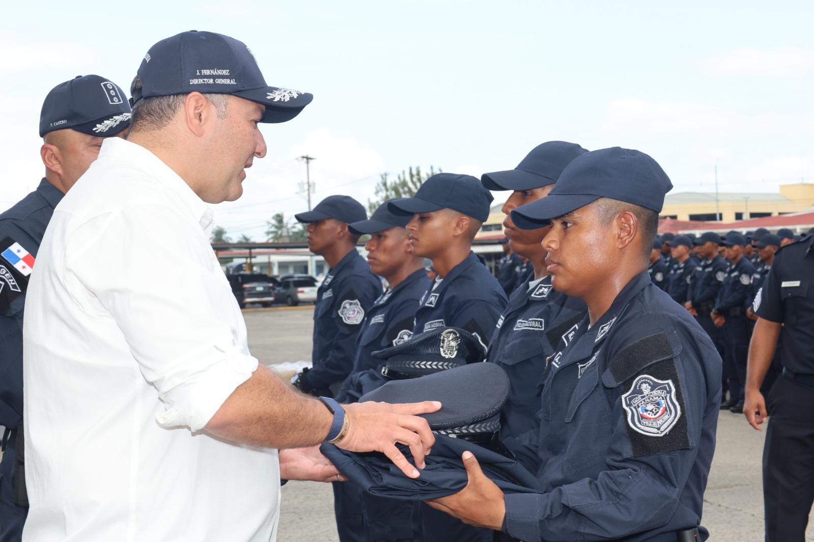 Director de la Policía Nacional entrega uniformes a los 727 nuevos agentes