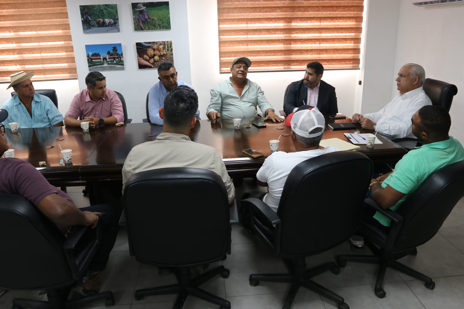 Ministro Linares y productores analizan el rubro de la cebolla