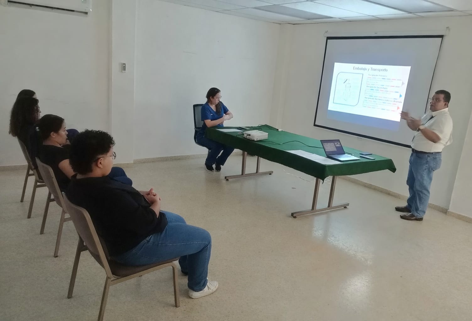 Estudiantes de Ciencias Agropecuarias y Medicina Veterinaria visitaron Laboratorio de Diagnóstico e Investigación Veterinaria del MIDA