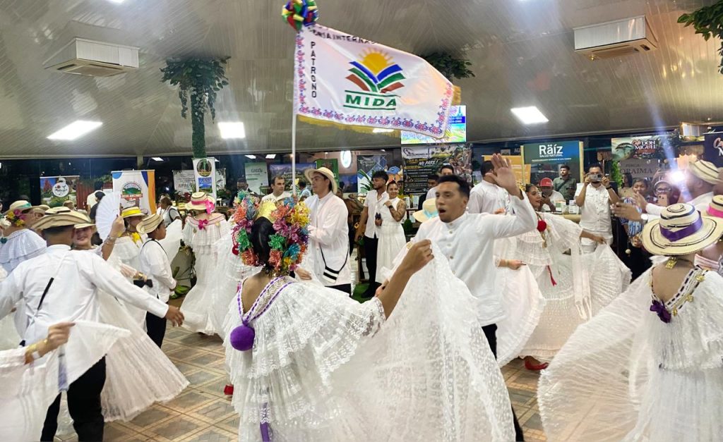 El MIDA participa en el Paseo de la Pollera Blanca