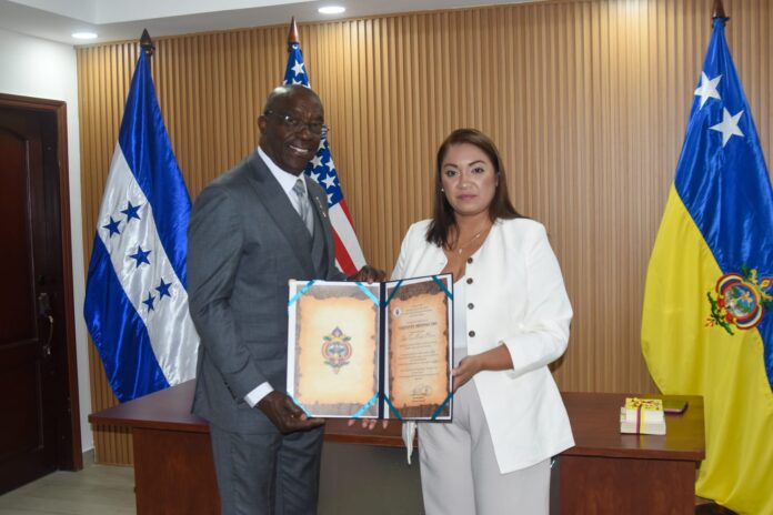Tegucigalpa recibe al alcalde de Oxford para fortalecer cooperación