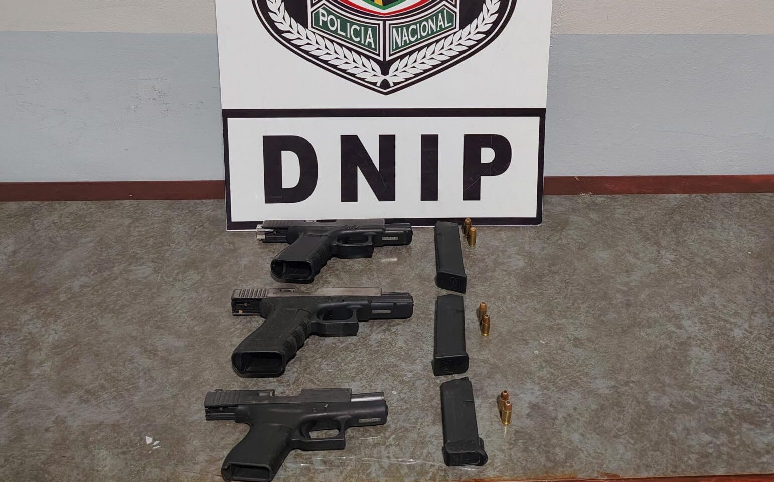 Encuentran armas de fuego en un lote baldío en Tocumen