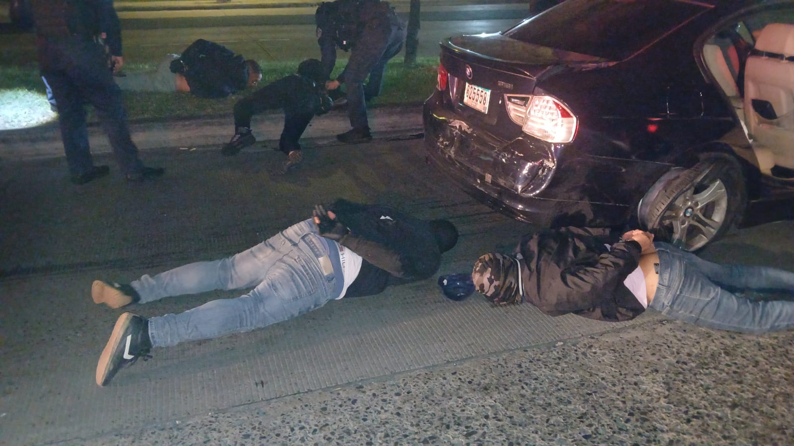 La Policía aprehende a cuatro personas sospechosas de hurto en una residencia