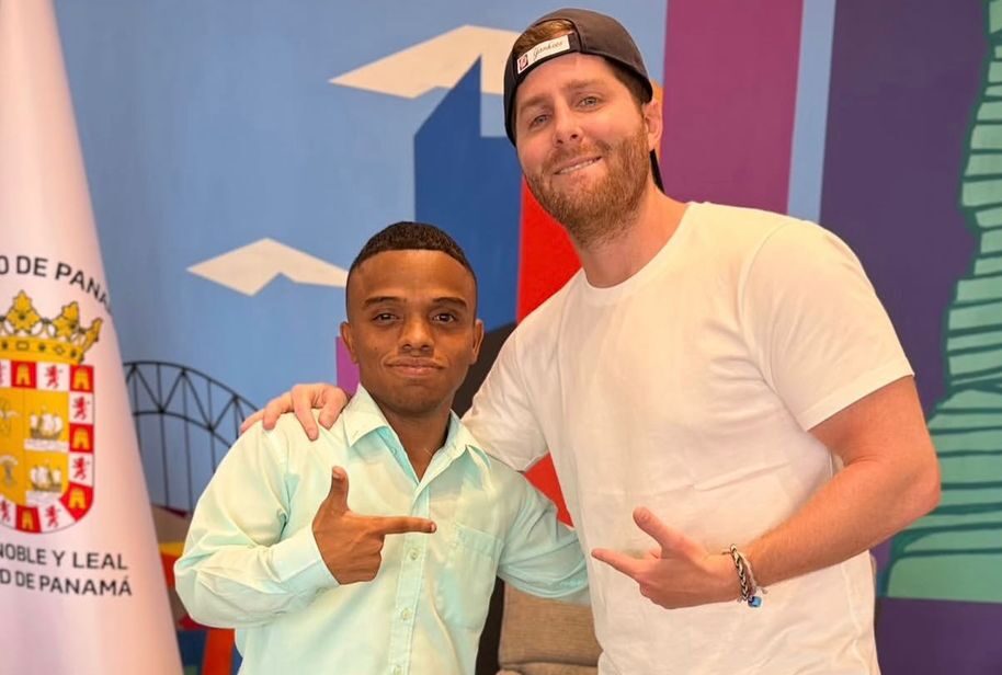 Alcalde Mizrachi brinda oportunidad de trabajo Randy, joven rechazado por su baja estatura