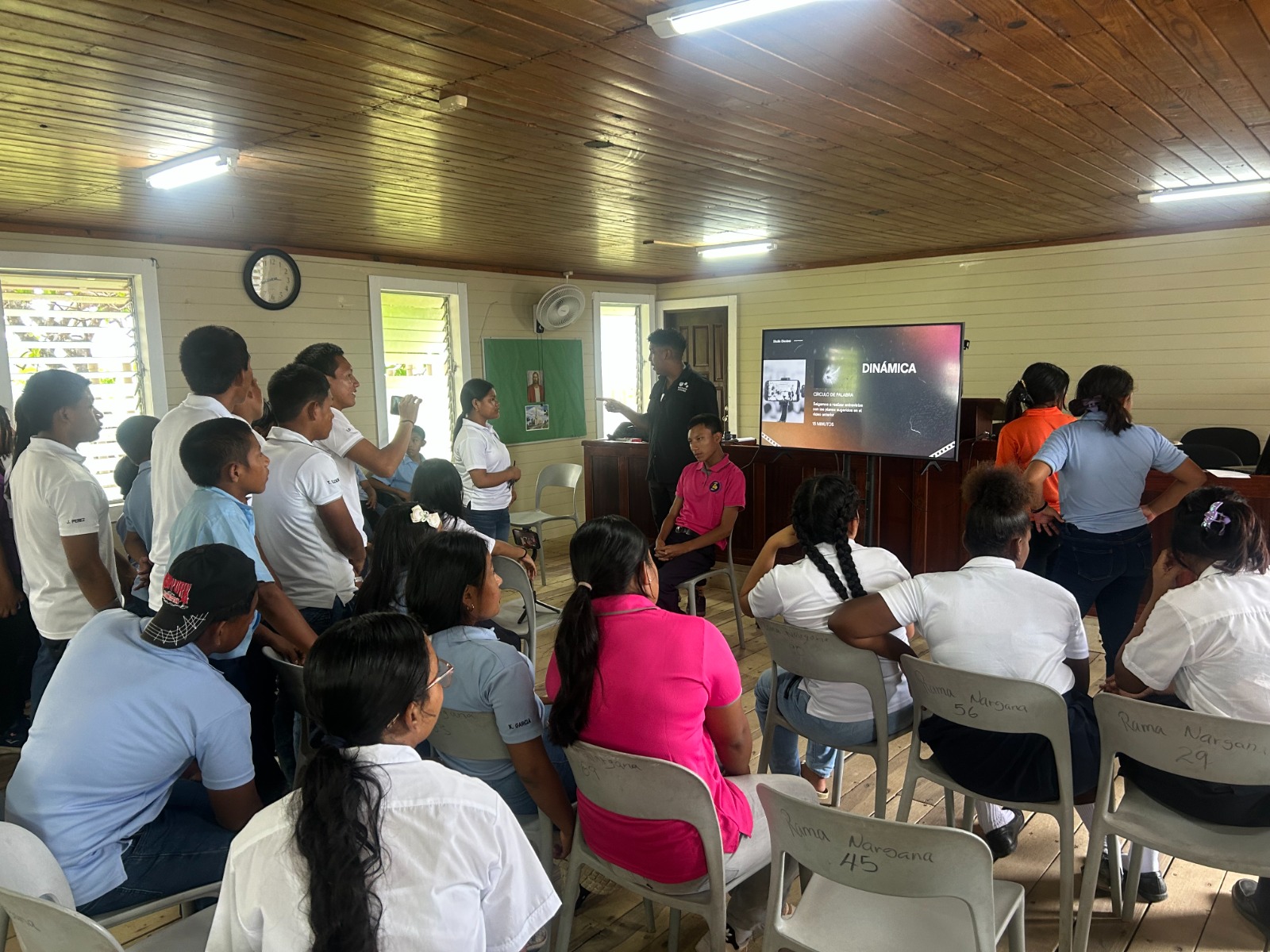 Jóvenes de Guna Yala se entrenan en la elaboración de Microhistorias creadas con celulares