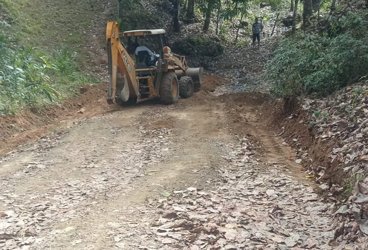 Realizan trabajos para mejorar los caminos de producción en Altos de Güera