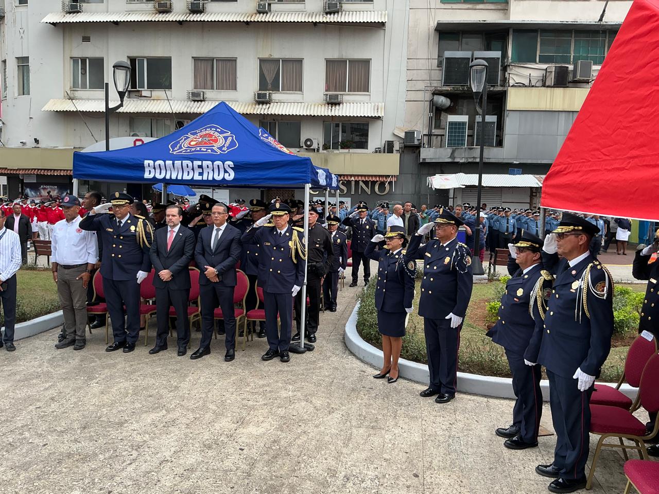 11 zonas regionales de los bomberos entregan ofrendas florales en el obelisco de la Plaza 5 de Mayo