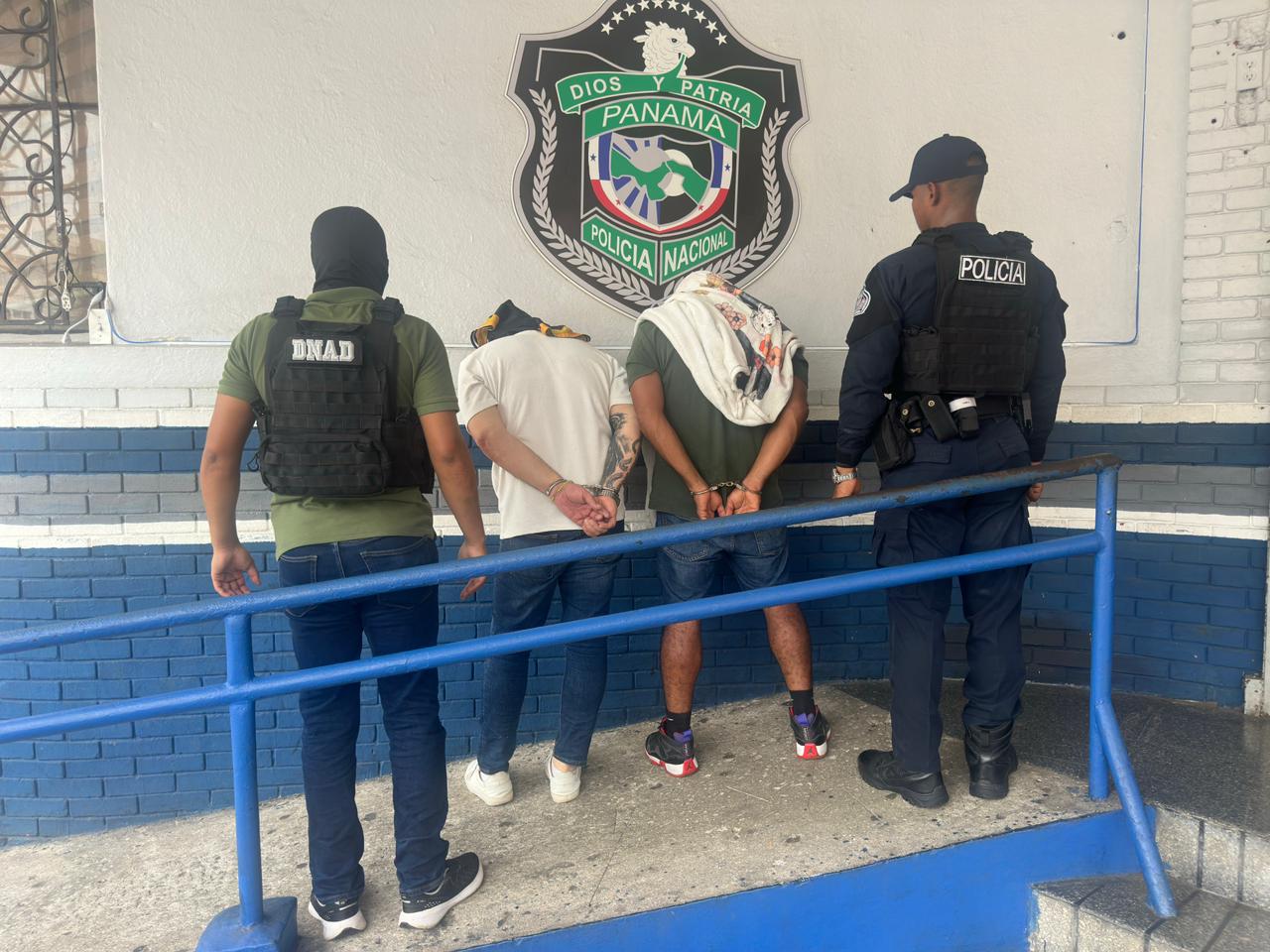 Policía aprehende a dos extranjeros y un panameño con presunta droga en la Avenida Justo Arosemena