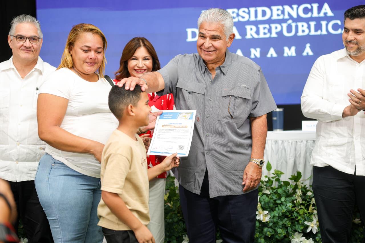 Presidente Mulino entrega nueva y última fase del proyecto Ciudad Esperanza beneficiando a 220 familias humildes