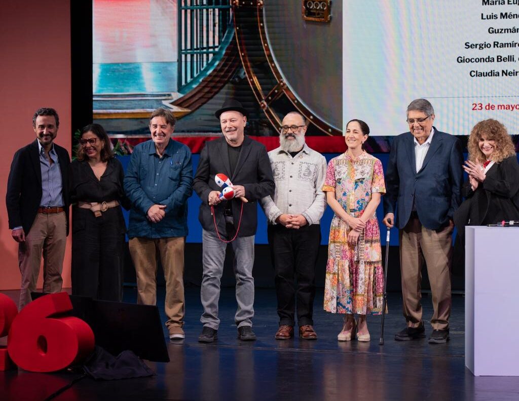 Rubén Blades sella el cierre de Centroamérica Cuenta en Panamá entregando su legado al Instituto Cervantes