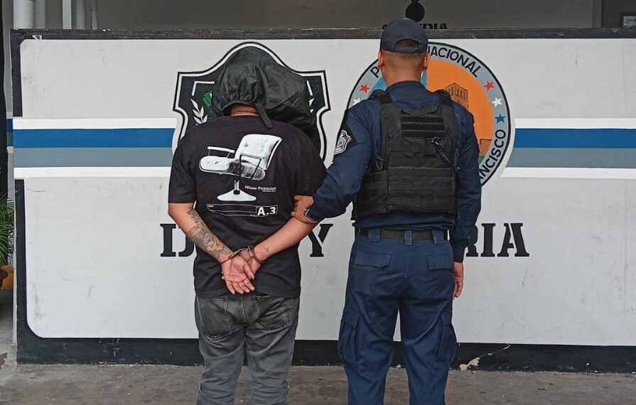 Atrapan a sujeto que intentó cambiar en un banco un cheque hurtado
