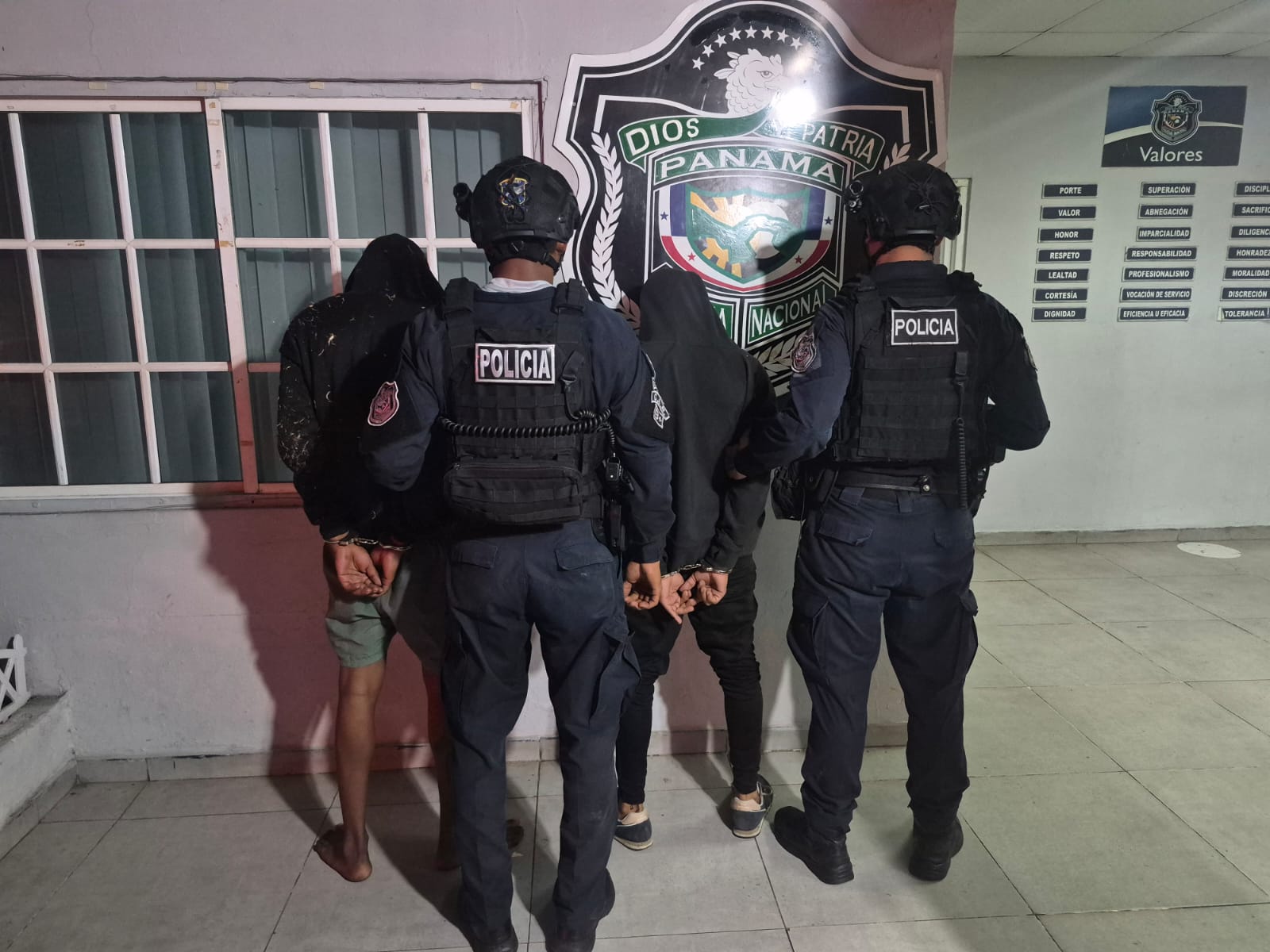 Aprehenden a dos colombianos con una réplica de arma de fuego en Río Abajo
