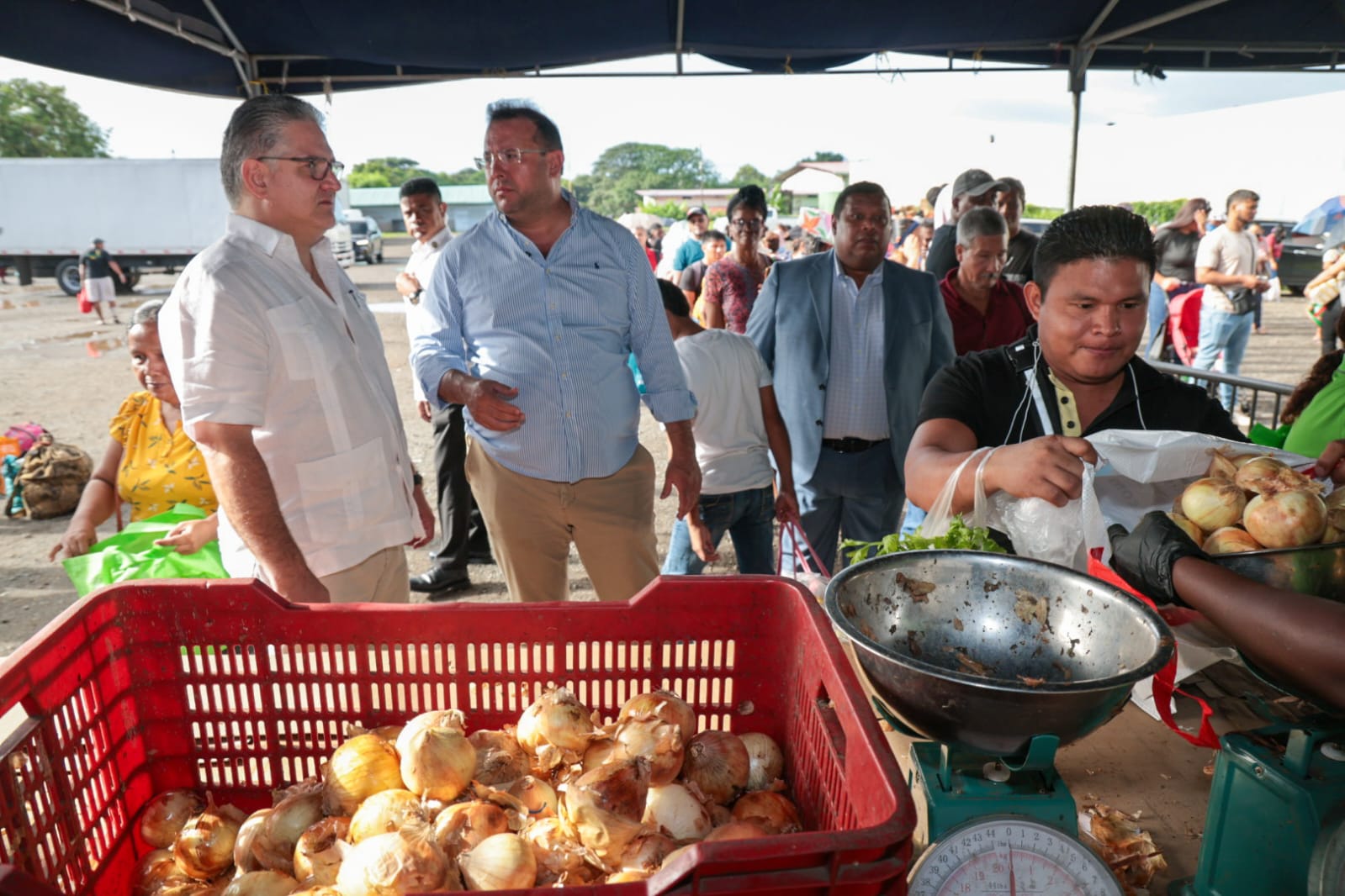 Ministro Orillac garantiza apoyo para las Tiendas del Pueblo del IMA, que llevan alimentos a bajos precios