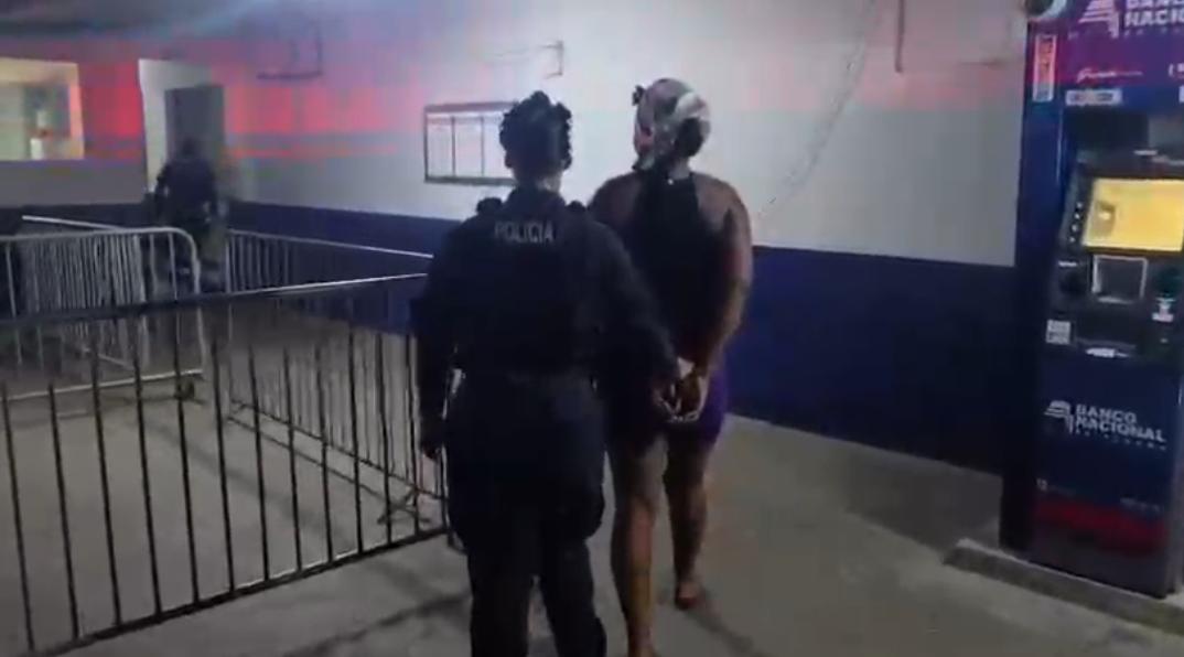 Aprehenden a dos sujetos requeridos por pandillerismo y drogas en Colón