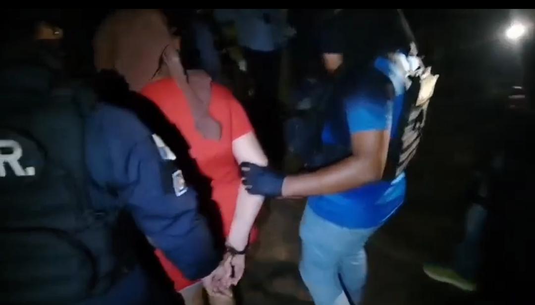Mujer y dos menores de edad fueron aprehendidos por presunta droga y arma en Pacora