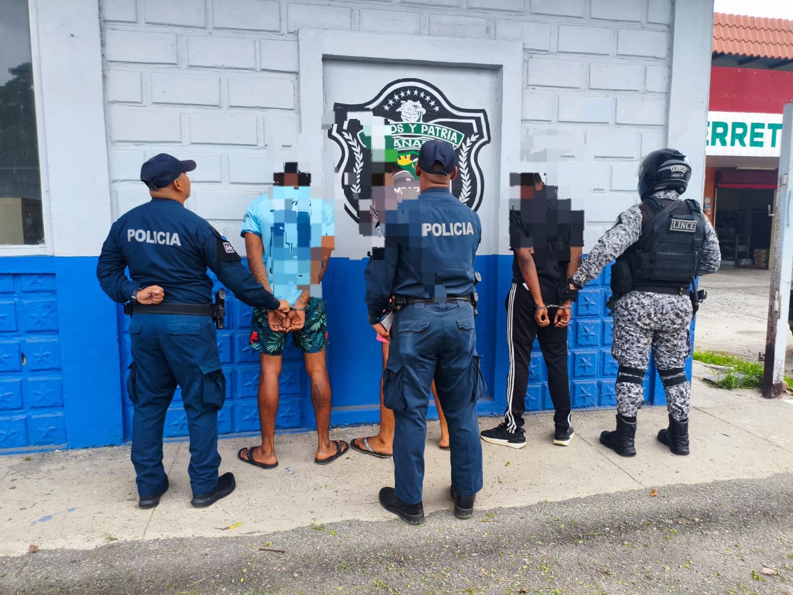 Atrapan a tres personas con un arma de fuego y tres proveedores en Río Hato
