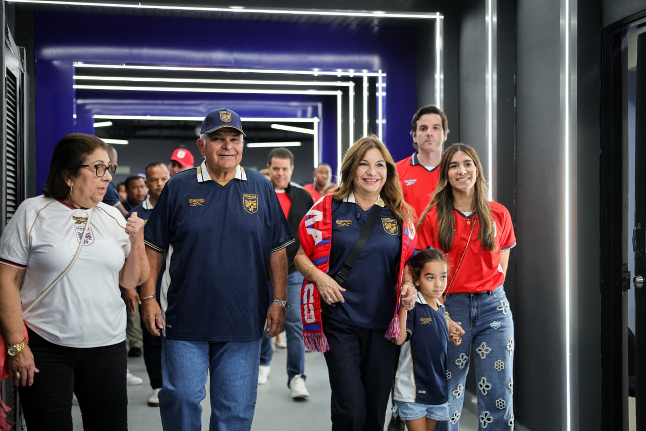 Presidente Mulino apoya a la Selección de Panamá observando el partido desde el Roberto Durán