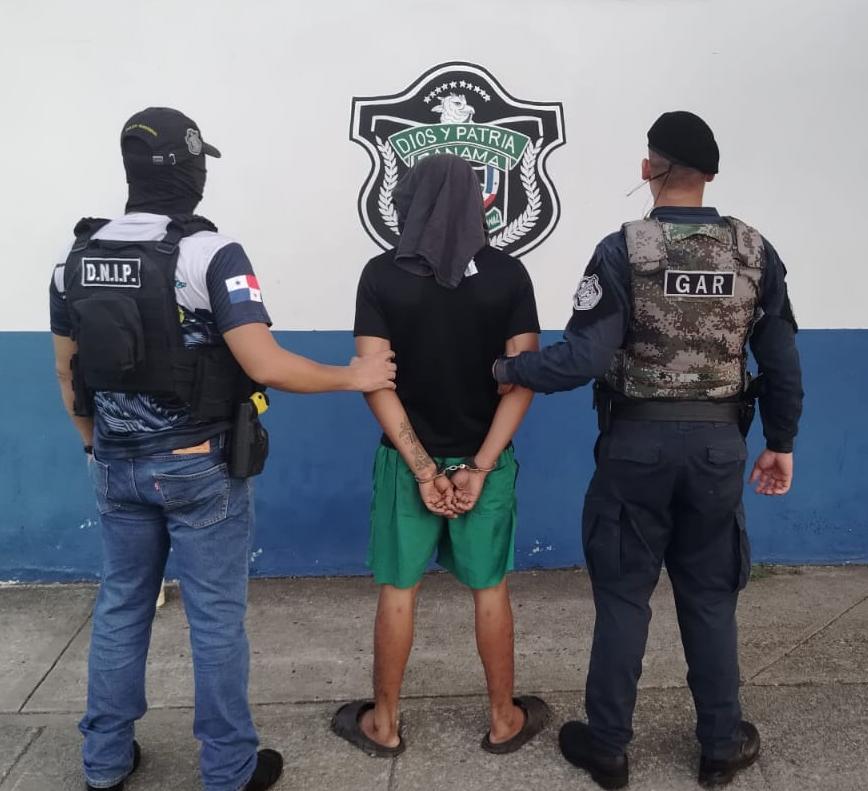 Policía aprehende a un ciudadano con presunta droga y halla armas de fuego en operativos