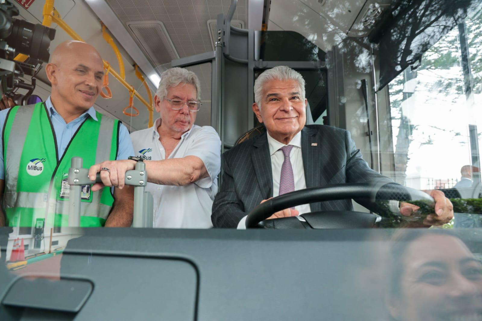 Presidente Mulino anuncia inicio de operaciones de cinco nuevos buses 100% eléctricos en el Casco Antiguo