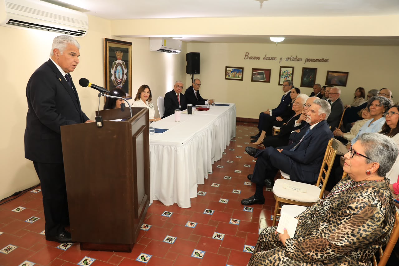 Presidente Mulino recibe reconocimiento y es nombrado académico honorario de la Academia Panameña de la Lengua