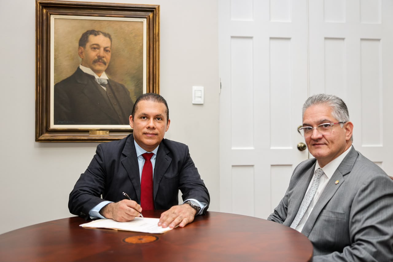 William González toma posesión como nuevo viceministro académico del Meduca