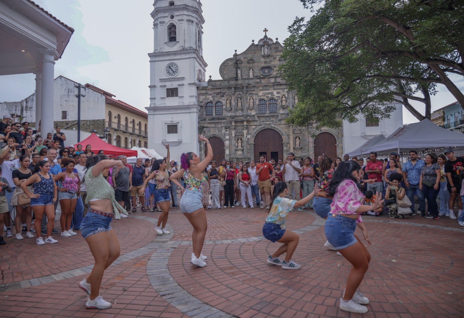 Salsa y talento local toman la Plaza Catedral