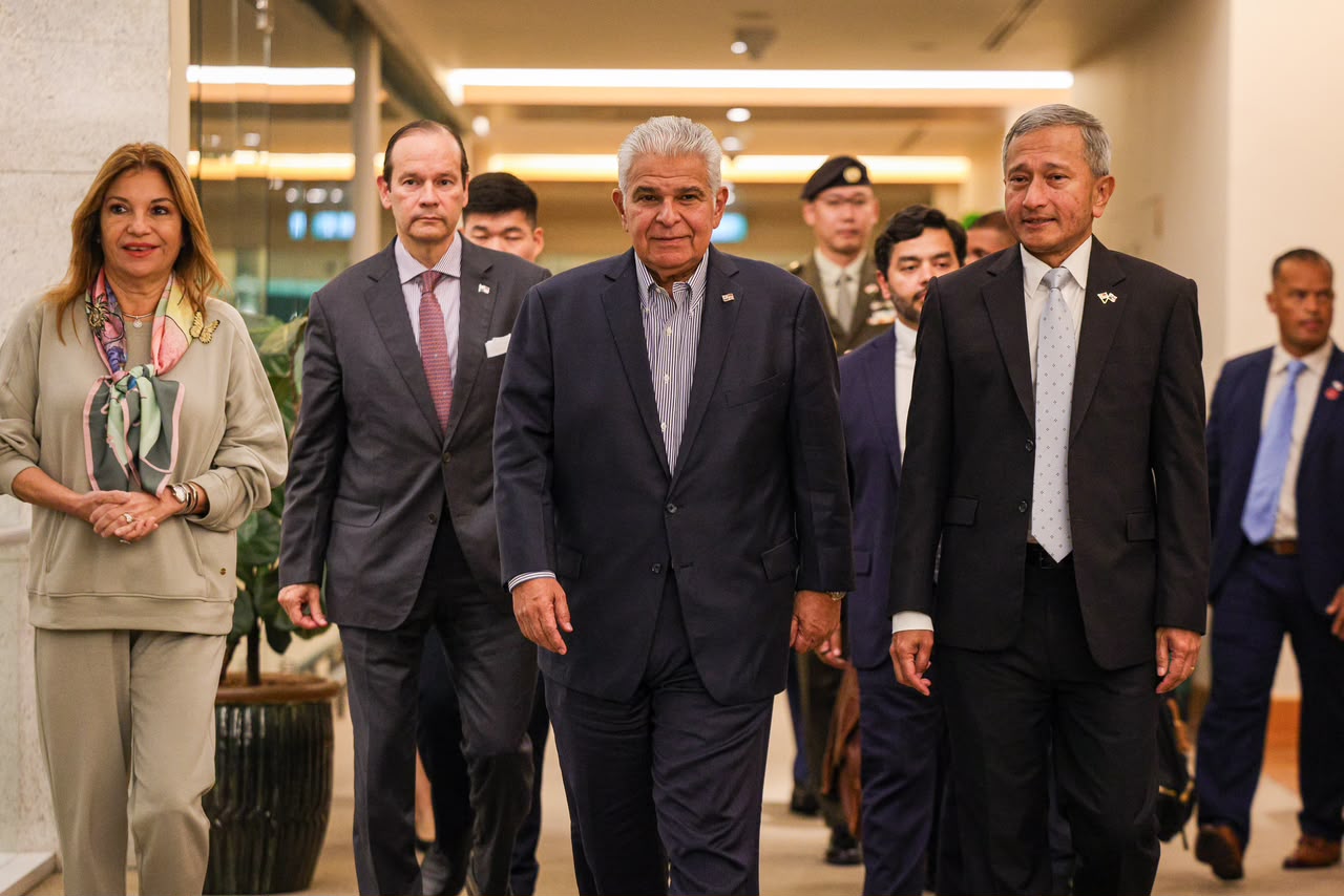 Presidente Mulino llega a Singapur en búsqueda del fortalecimiento bilateral, promoción de proyectos logísticos y marina mercante