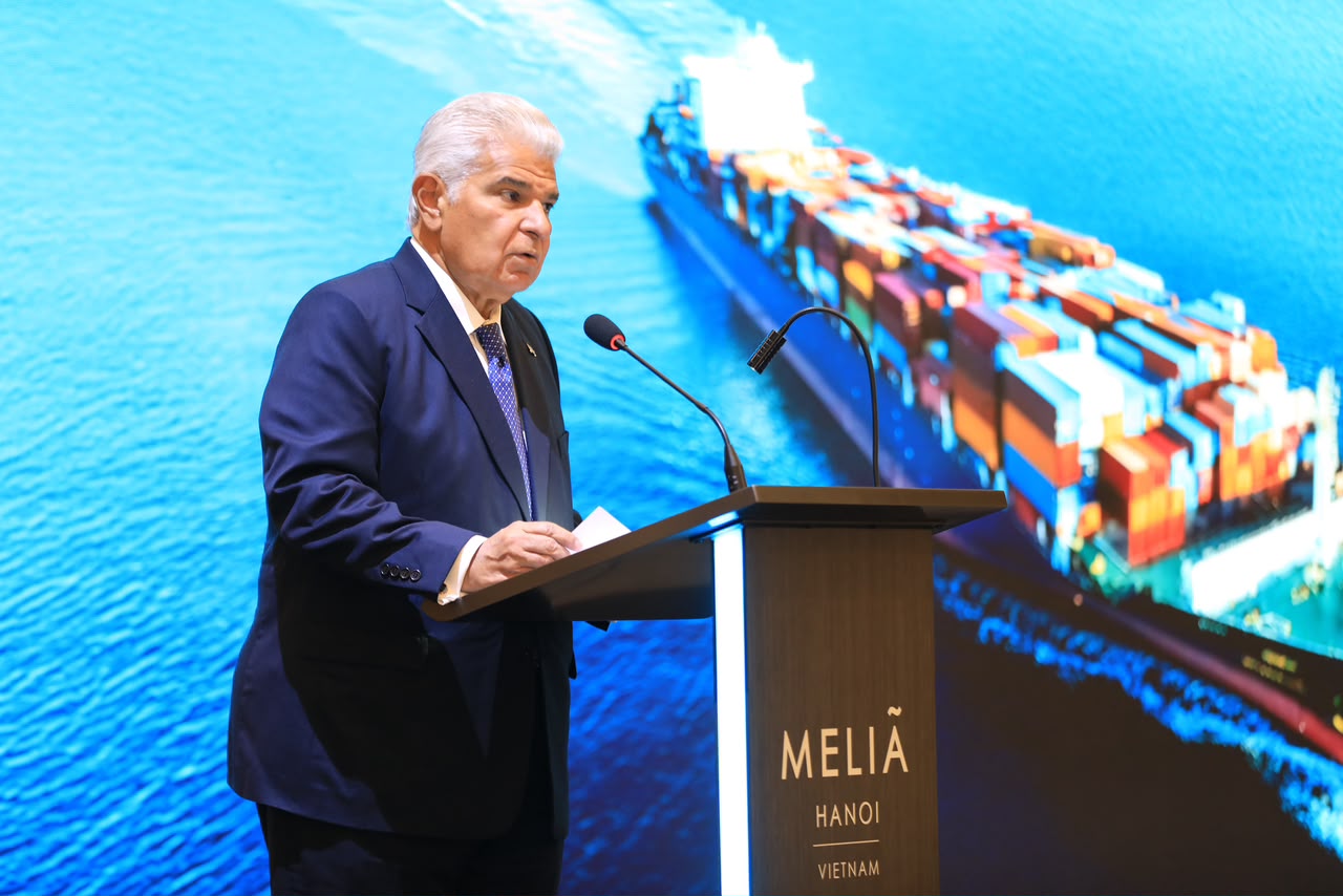 Navieras de Vietnam que ratifican su confianza en el registro de barcos y el Canal Panamá, tras encuentro con el Presidente Mulino