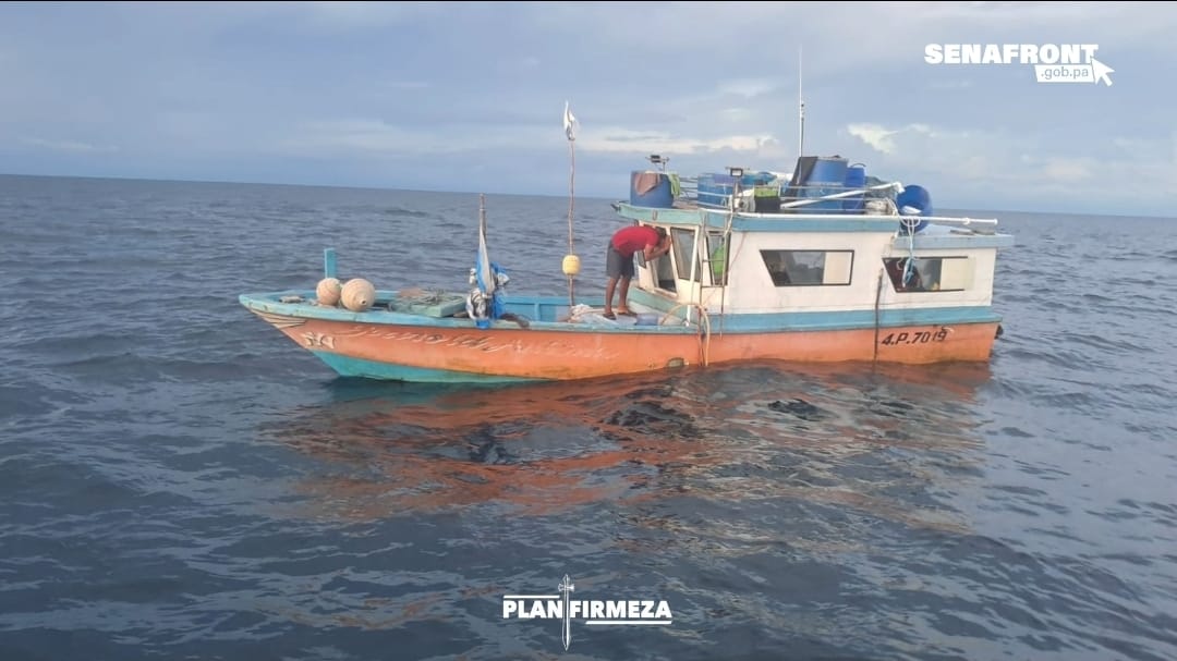 Rescatan a tres personas a la deriva en alta mar