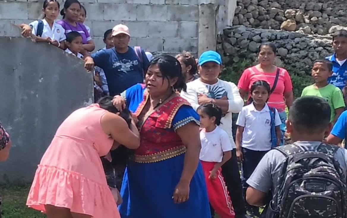 Cuestionan actuación de jueza de paz tras incidente frente a colegio en Chichica